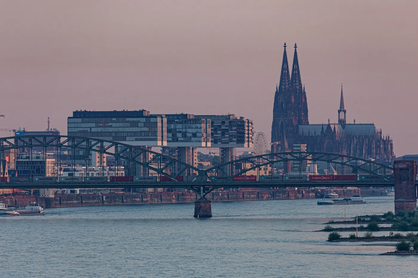 Kölner Dom, Hohenzollernbrücke und Rhein im Morgenlicht