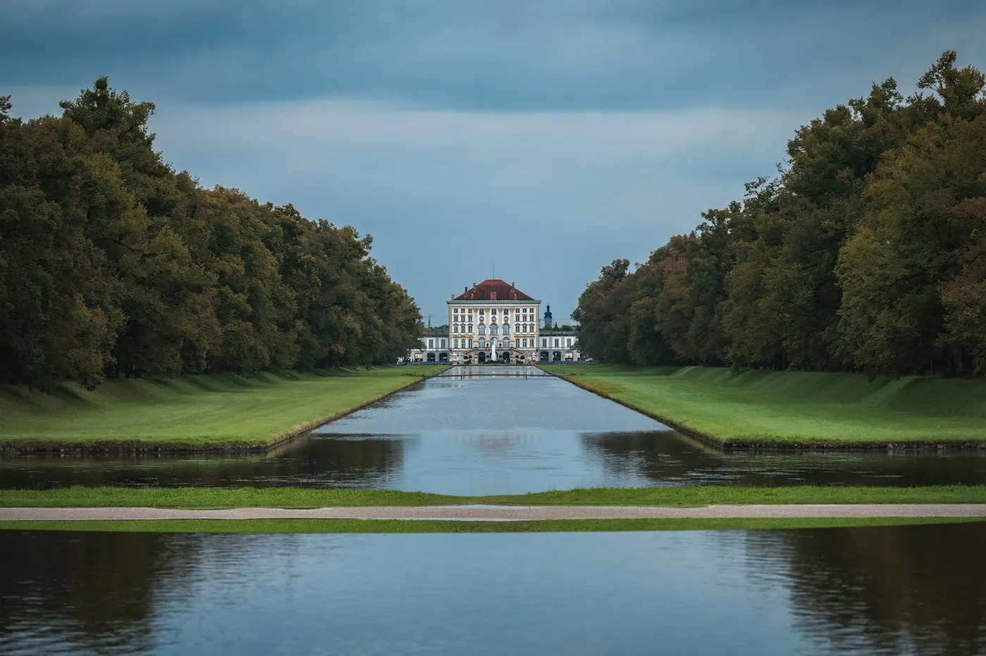 Schloss Nymphenburg in München — Blick über den Schlosskanal