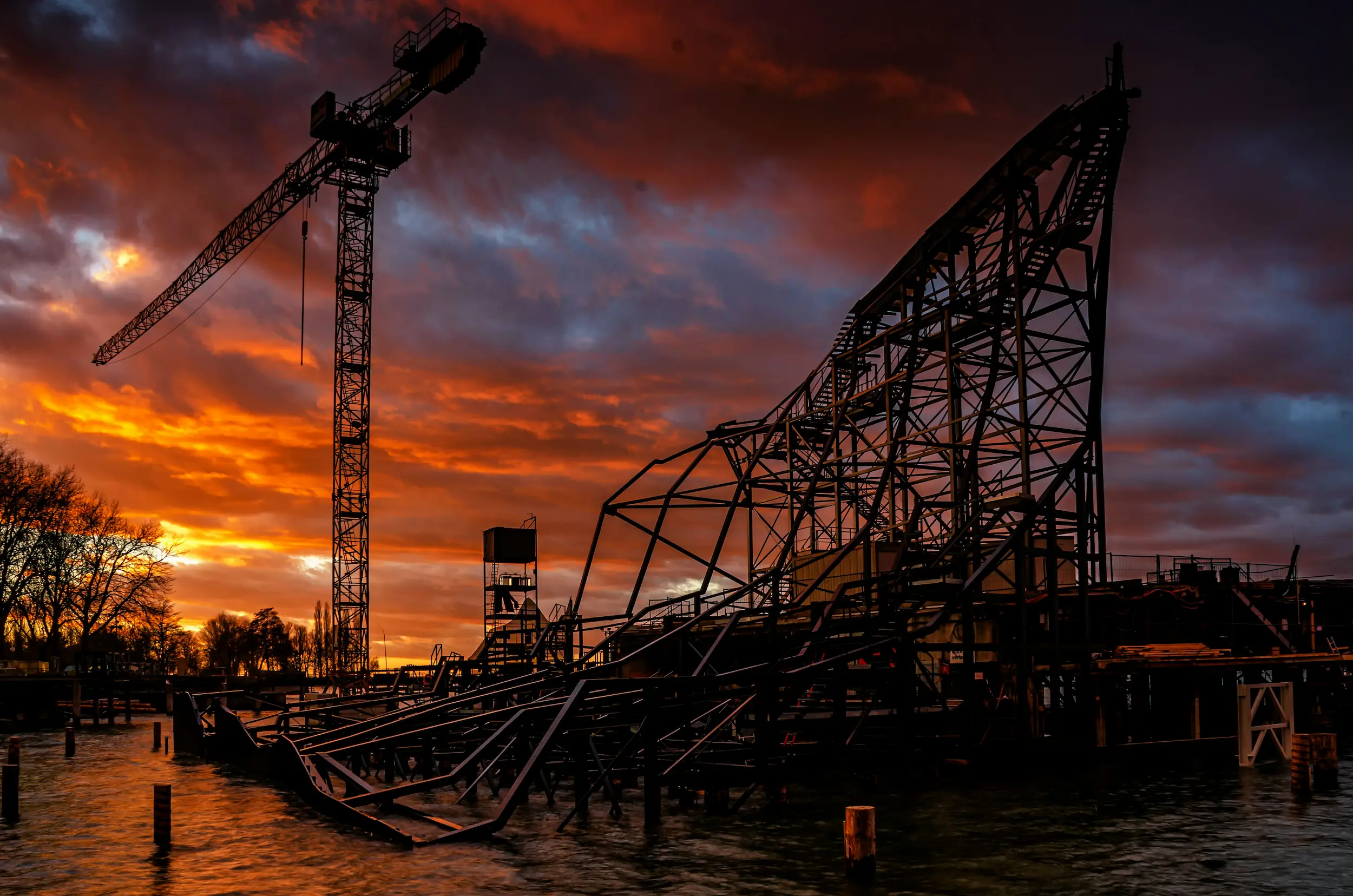 Freilichtbühne in einem Park bei Abenddämmerung