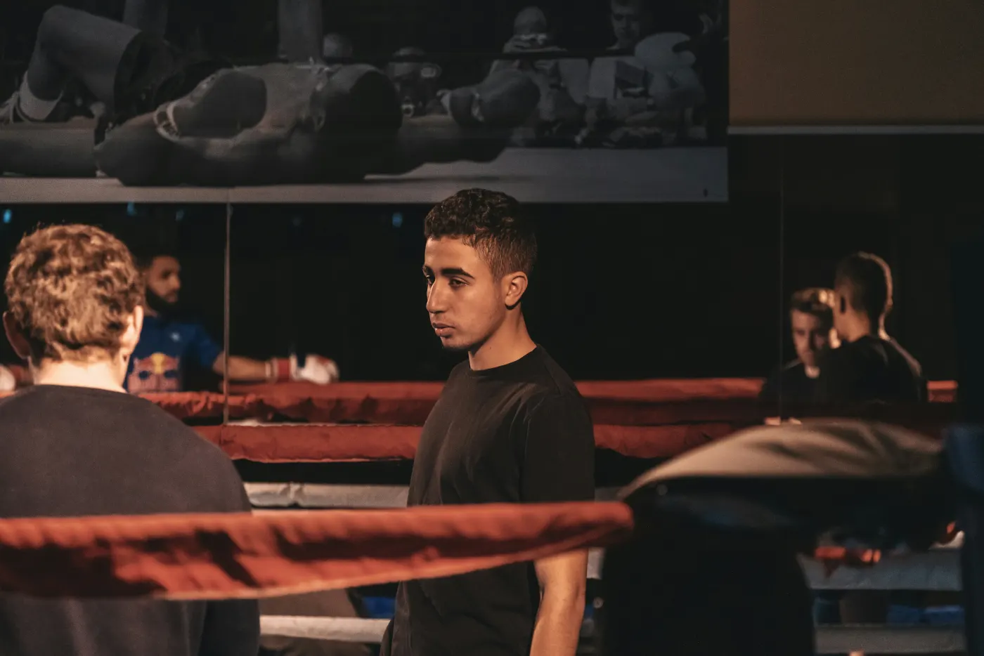 Leere Theaterbühne mit farbigen Scheinwerfern — bereit für den Auftritt